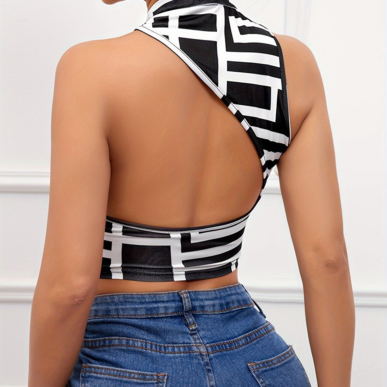 Monochrome Maze Halter