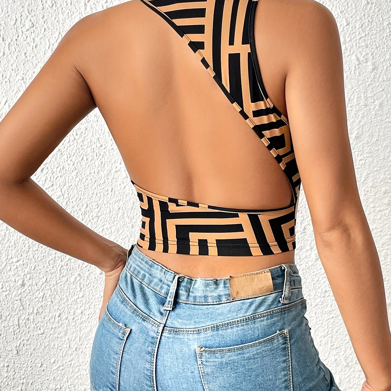 Monochrome Maze Halter