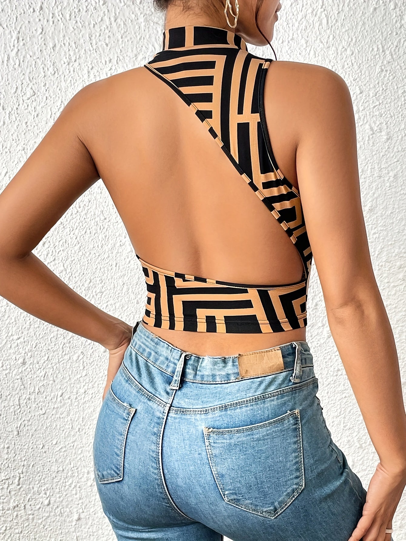 Monochrome Maze Halter